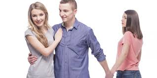 Por qué un hombre sigue hablando con su ex  