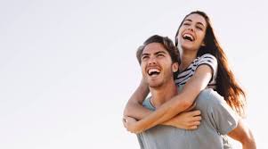 Por qué una mujer sonríe a un hombre 