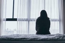 ¿Qué significa cuando sientes que alguien se sienta en tu cama?