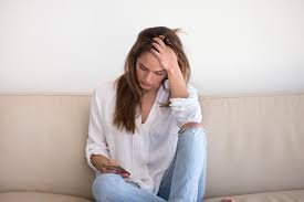 Si una mujer te evita  ¿qué significa? 